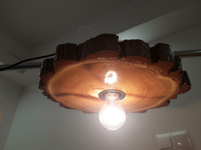 Lampa sufitowa z jednego plastra drewna akacji