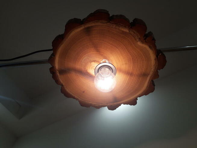 Lampa sufitowa z jednego plastra drewna akacji