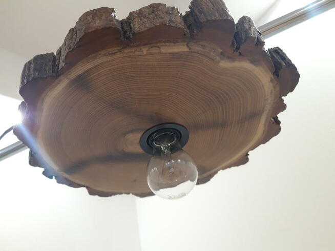 Lampa sufitowa z jednego plastra drewna akacji