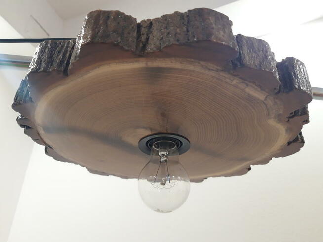 Lampa sufitowa z jednego plastra drewna akacji