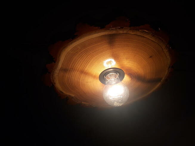 Lampa sufitowa z jednego plastra drewna akacji