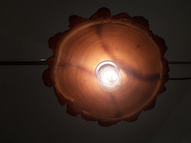 Lampa sufitowa z jednego plastra drewna akacji