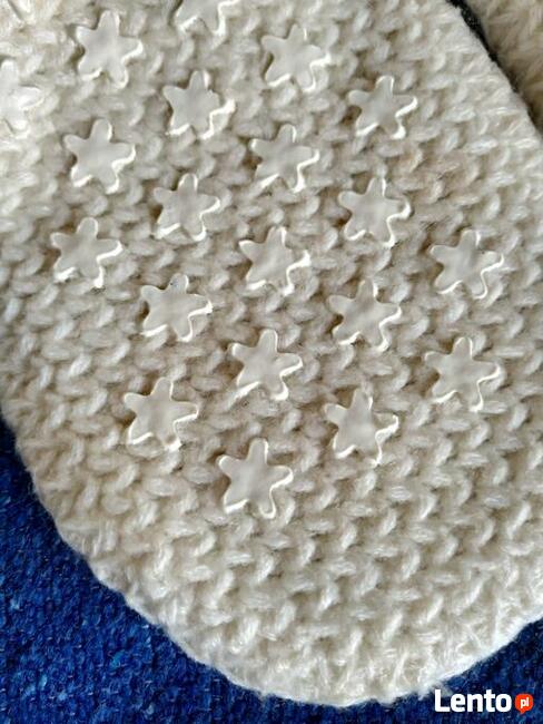 Skarpety antypoślizgowe z pomponikami - nowe