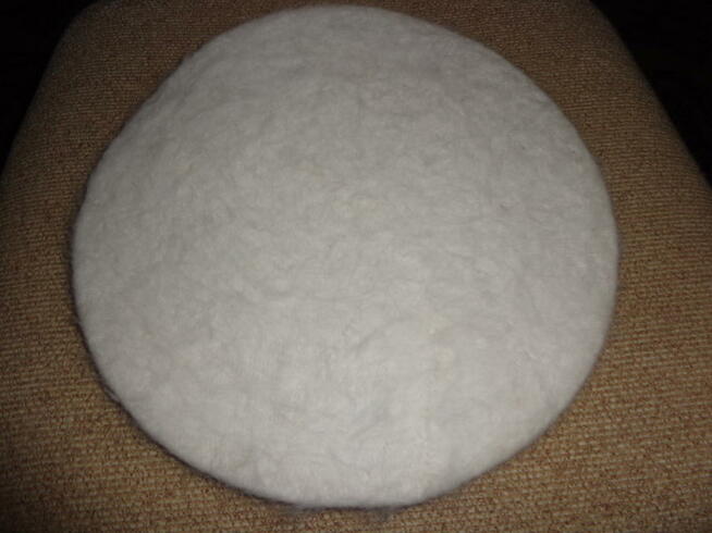 Beret z angory z paskiem biały