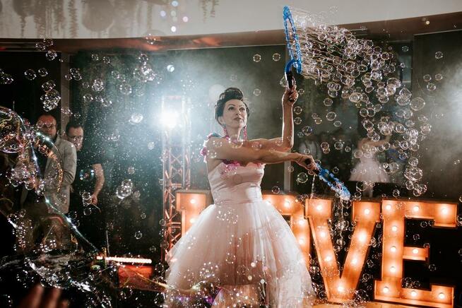 Artystyczny pokaz baniek mydlanych Bubbles&ART NA WESELU