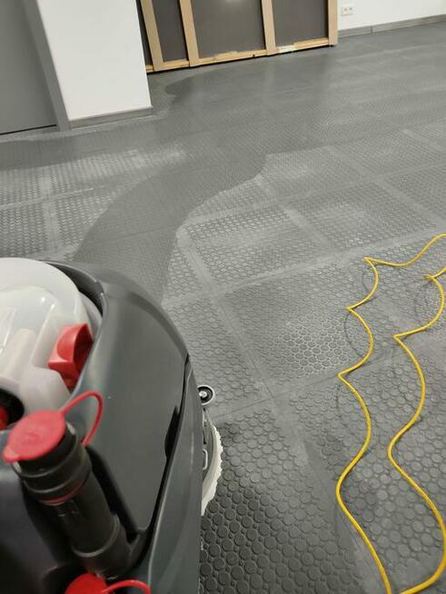 Sprzątanie biur hali korytarzy ciągów komunikacyjnych