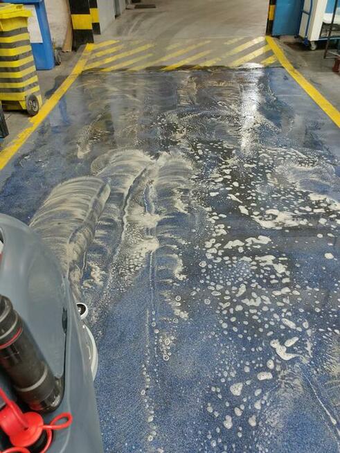 Sprzątanie biur hali korytarzy ciągów komunikacyjnych