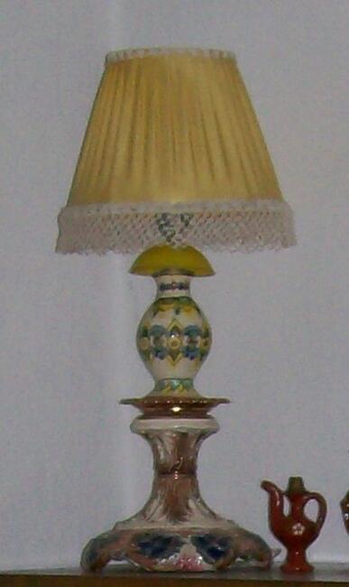Lampka porcelanowa.