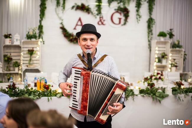 DJ wodzirej z akordeonem, grający i śpiewający akordeonista