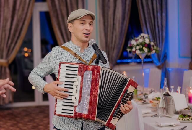 DJ wodzirej z akordeonem, grający i śpiewający akordeonista