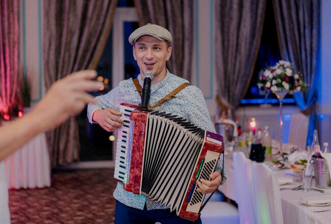 DJ wodzirej z akordeonem, grający i śpiewający akordeonista