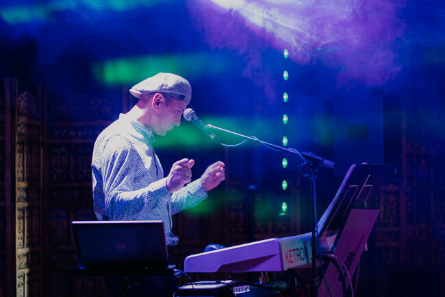 DJ wodzirej z akordeonem, grający i śpiewający akordeonista