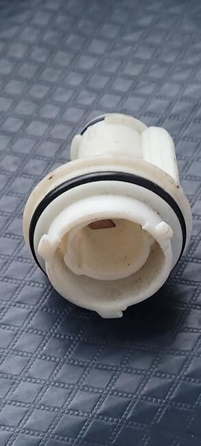 Kostki, przekaźniki, wtyczki oświetl.,przewody gumo Audi 80 b4