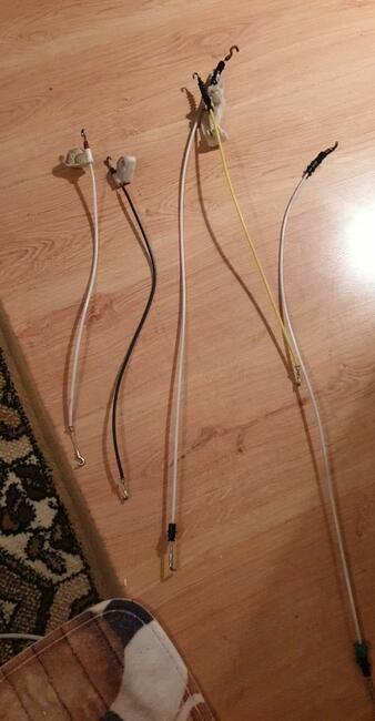 Kostki, przekaźniki, wtyczki oświetl.,przewody gumo Audi 80 b4