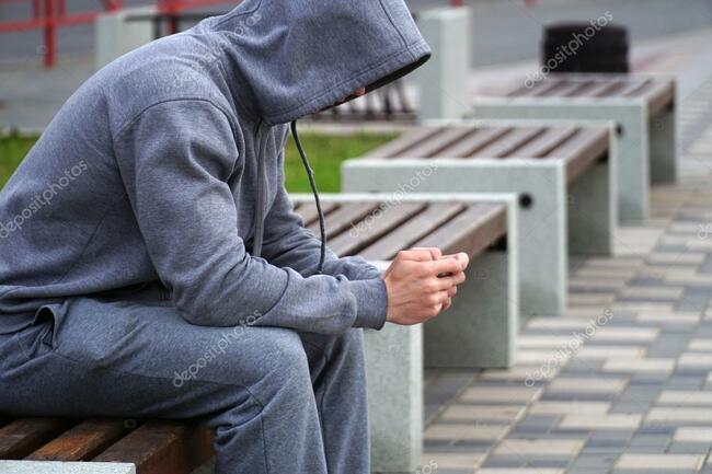 Starsza drobna kobieta po przejściach