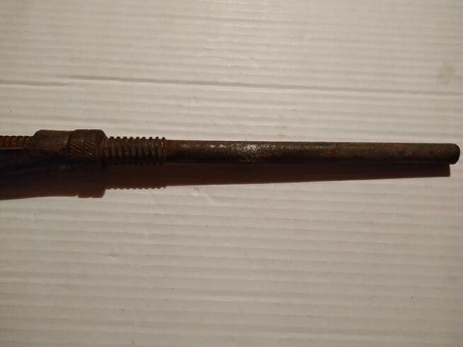 Stary klucz nastawny do rur.