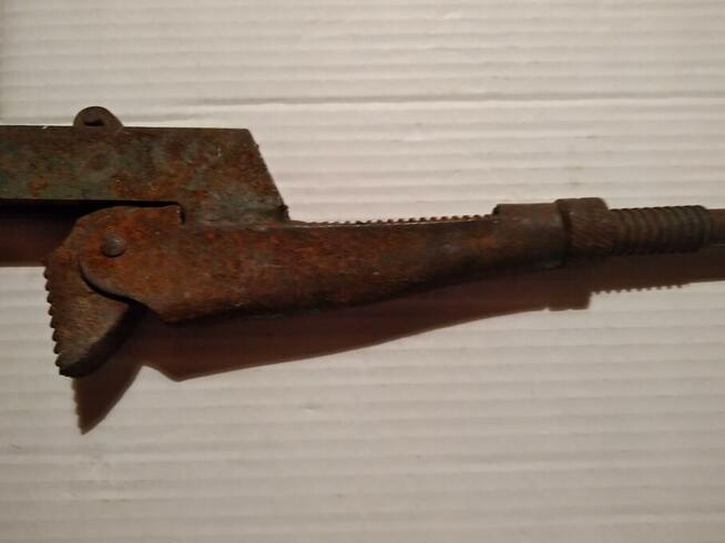 Stary klucz nastawny do rur.