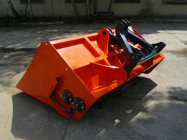 Posypywarka samozaładowcza do piasku i soli PSS 160-240