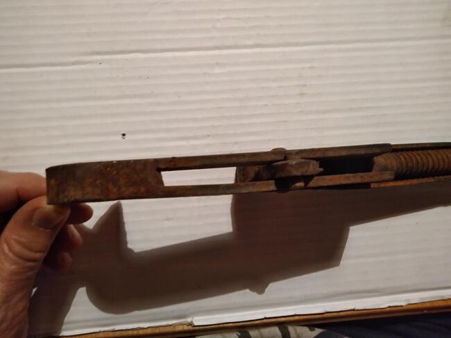 Stary klucz nastawny do rur.