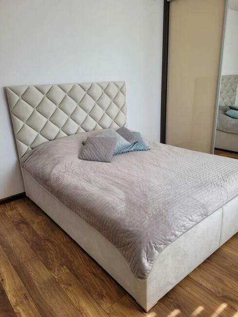 Łóżko sypialniane ZOYA z guziczkami tapicerowanymi 160×200