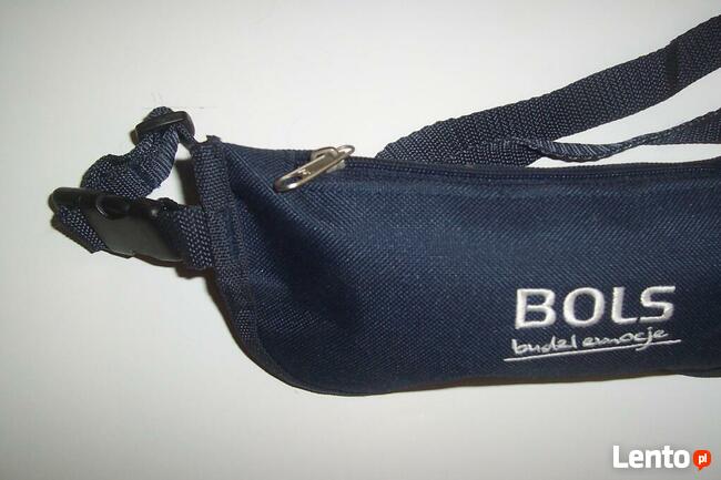 Nerka granatowa, saszetka z napisem BOLS budzi emocje.