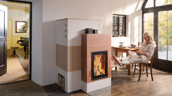 Zdrowy piec kaflowy nowej generacji z widokiem ognia.