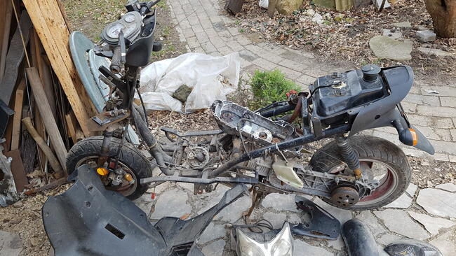 rama skutrea Toros z częściowym osprzętem