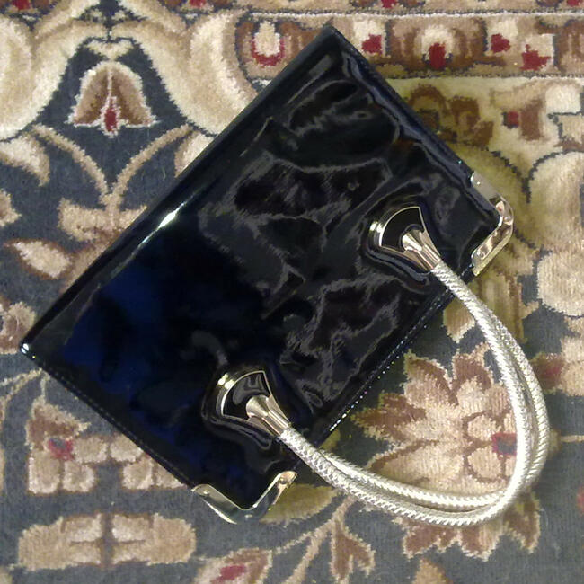 Torebka lakierowana.