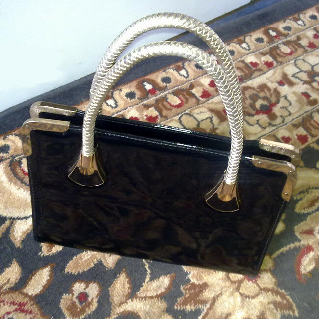 Torebka lakierowana.