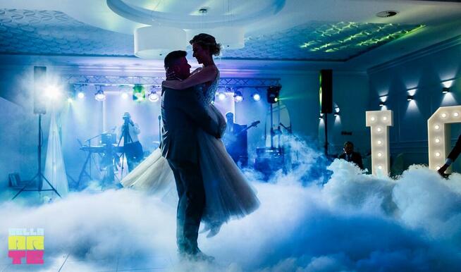 Ciężki dym na wesele. Pierwszy taniec. Fontanny. Napis Love