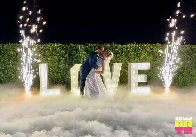 Ciężki dym na wesele. Pierwszy taniec. Fontanny. Napis Love