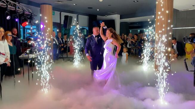 Ciężki dym na wesele. Pierwszy taniec. Fontanny. Napis Love