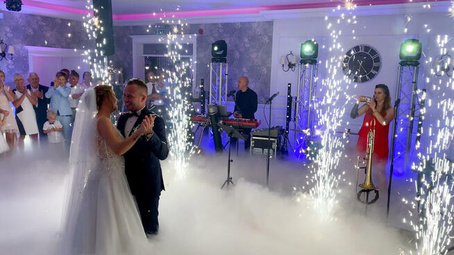 Ciężki dym na wesele. Pierwszy taniec. Fontanny. Napis Love