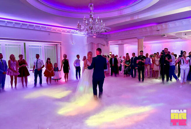 Ciężki dym na wesele. Pierwszy taniec. Fontanny. Napis Love