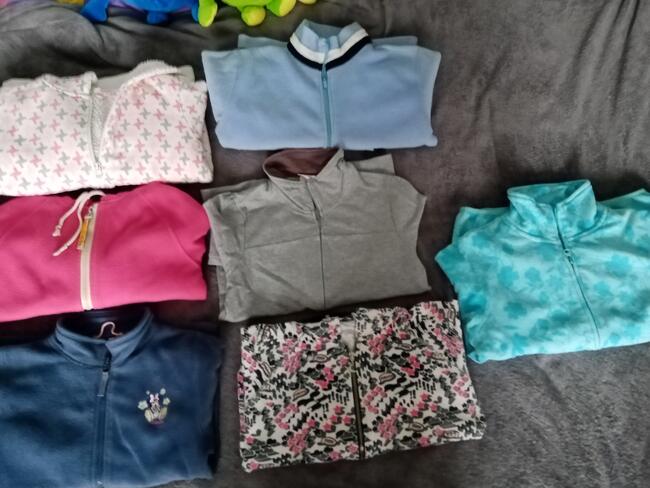 Zestaw zadbanych 7 bluz dla dziewczynki