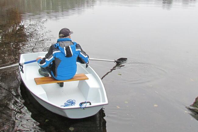 Wędkarska łódka zanętowa do wędkowania i pływania,