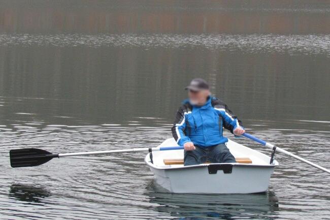 Wędkarska łódka zanętowa do wędkowania i pływania,