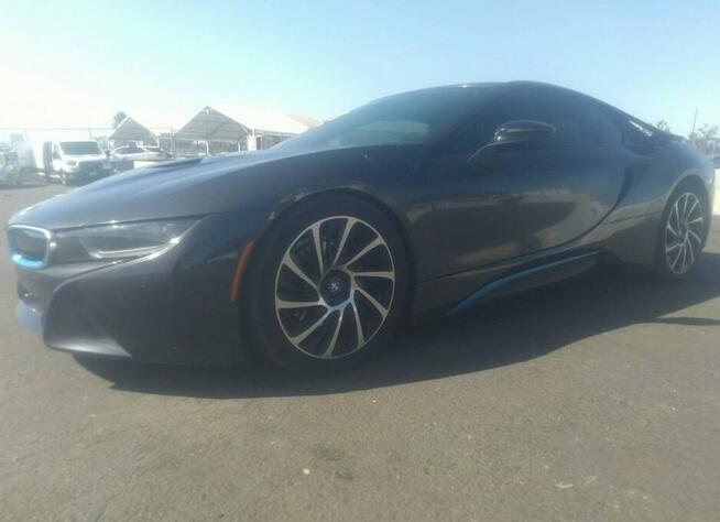 BMW i8 2015, 1.5L, porysowany lakier