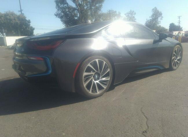 BMW i8 2015, 1.5L, porysowany lakier