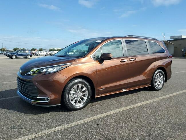 Toyota Sienna XLE 7os. hybryda 2021