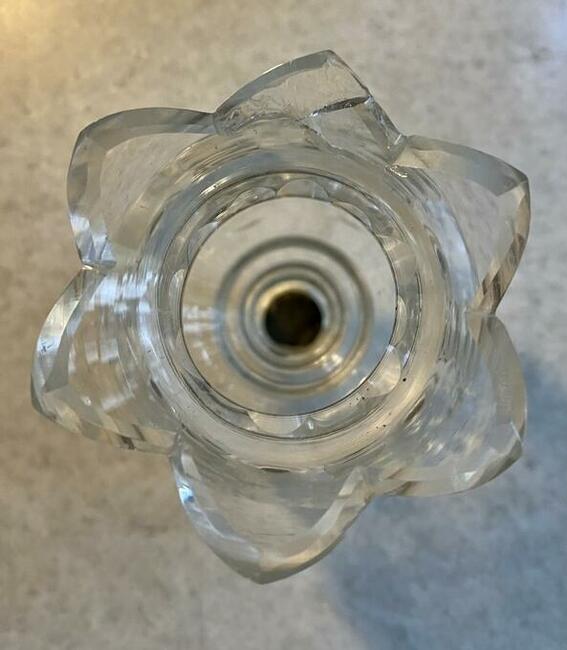 Piękny kryształowy wazonik na srebrnej stopie