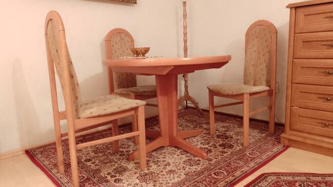 Stoł okrągły, rozkładany i 6 krzeseł - dobrze wyprofilowane