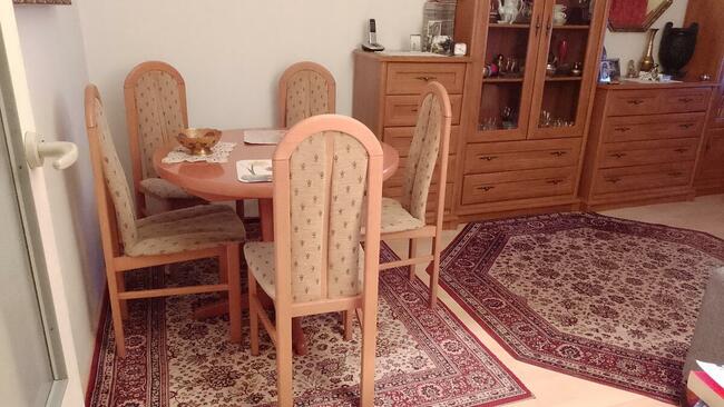 Stoł okrągły, rozkładany i 6 krzeseł - dobrze wyprofilowane