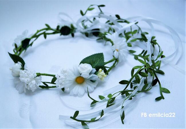 Wianek stokrotki z zielenią Wianek jest regulowany.