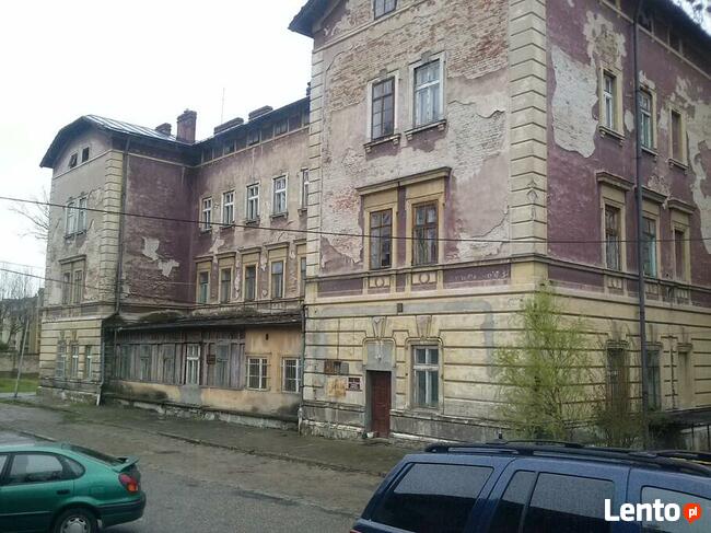 Sprzedam działkę wraz dwoma budynkami