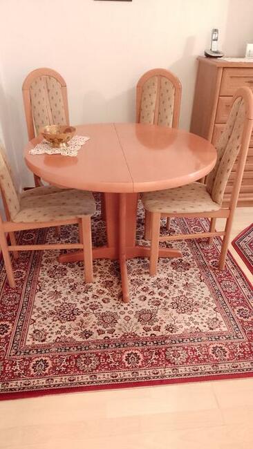 Stoł okrągły, rozkładany i 6 krzeseł - dobrze wyprofilowane