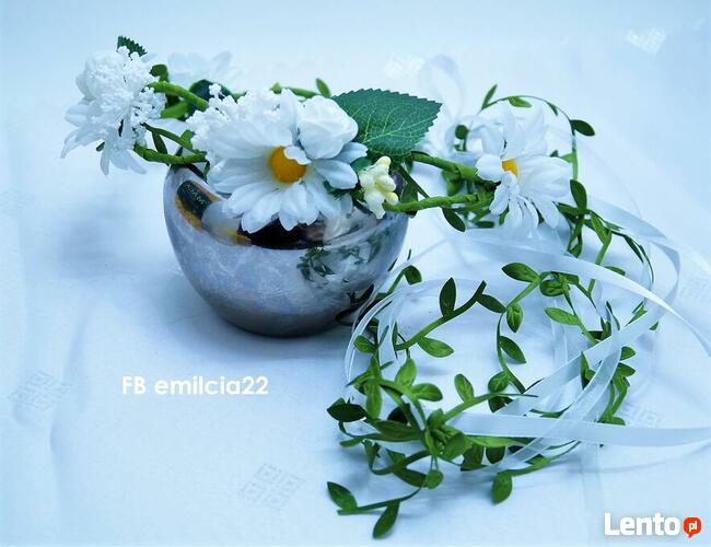 Wianek stokrotki z zielenią Wianek jest regulowany.