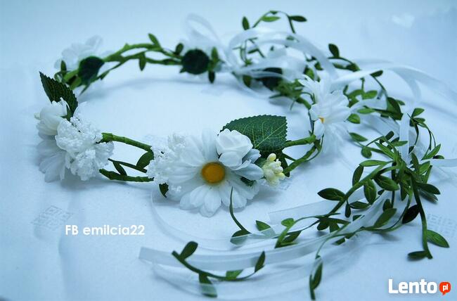 Wianek stokrotki z zielenią Wianek jest regulowany.