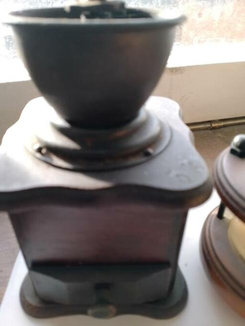 3 stare młynki na chodzie.