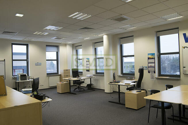 Nowoczesny biurowiec blisko lotniska